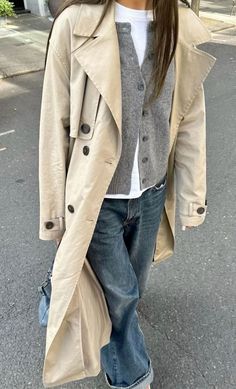 Fall Trench Coat Outfit, Aw Fashion 2024, Trench Outfit Women, Trench Coat Outfit Dress, Fall Outfits Trench Coat, Outfits With Trench Coats, Trench Coat Winter Outfit, Outfit With Trench Coat, Winter Trench Coat Outfit