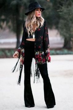 The girl in Black Look Hippie Chic, Boho Winter Outfits, Isabel Lucas, Moda Hippie, Mode Kimono, Chic Bohemian