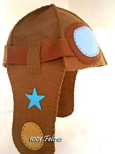 an image of a brown hat with blue stars on the front and back, in spanish