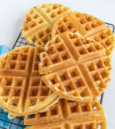 Diy Waffles, Apam Balik, 2 Ingredient Cakes, Yummy Waffles, Easy Waffle Recipe, Easy Sandwich, Egg Waffle, Fluffy Waffles, Homemade Waffles