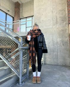 Bomber winter jacket outfit Chicago Outfit, Look Boho Chic, Nyc Outfits, Colorado Outfits, New York Outfits, Sock Outfits, Winter Fashion Outfits Casual, Outfit Chic