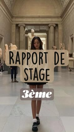 a woman holding a sign that says rapport de stage