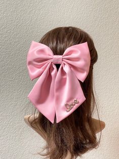 Bow hair clip Gorgeous Bow hairstyle design ideas for beginners Human Hijinks, Black Hair Bow, Hairstyles For Gowns, Bow Aesthetic, Pink Hair Bow, Black Hair Bows, Bow Barrette, Pink Hair Bows, Bow Hairstyle