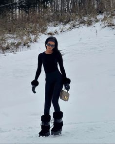 Moon Boots Outfit, Mode Au Ski, Jasmin Tookes, Ski Outfit For Women, Ski Fit, Apres Ski Style