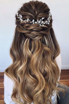 Essential Guide to Wedding Hairstyles For Long Hair | Wedding Forward Messy Hair Updo, Open Hairstyles, Best Wedding Hairstyles, Long Hair Wedding Styles, Wedding Hair Inspiration, Princess Hairstyles, Wedding Hair Down, Voluminous Hair, Wedding Hairstyles For Long Hair