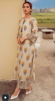 Lawn 2 Piece Suit Design, Yellow Dupatta, Cotton Suit Designs, Stylish Kurtis Design, Lawn Suit, Brunch Date