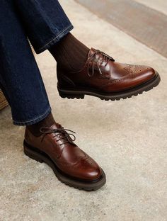 - Brogues à bout golf fleuri

- Fabriquées à la main au Portugal

- Extérieur en cuir pull-up (tannerie : Espagne)

- Doublure en cuir

- Lacets en coton waxé ultra résistants (une seconde paire est incluse dans la boîte)

- Semelle crantée en caoutchouc ultra léger



Le "Pull-Up" est un cuir de grande qualité qui comporte de magnifiques variations de teintes. La couleur de ce cuir s'éclaircit lorsqu'il est étiré. Ainsi, dès le premier port, les nuances de couleurs vont évoluer pour donner un l Capsule Wardrobe For Men, Wardrobe For Men, Pull Up, Liqueur, Winter Season, Capsule Wardrobe, Derby, Espadrilles, Baskets