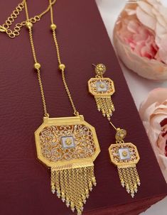 Dubai Gold Jewelry, Unique Gold Jewelry Designs, Bridal Jewellery Inspiration, Arabic Jewelry, Gold Jewels Design, Jewelry Store Design, Gold Jewellry, Gold Jewelry Simple Necklace, Fancy Jewellery Designs