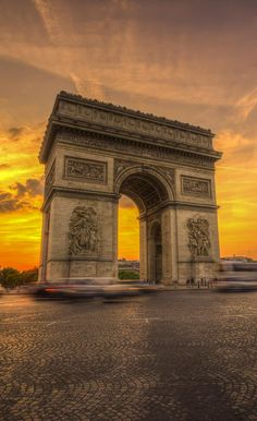 the sun is setting at the top of the arc triumph