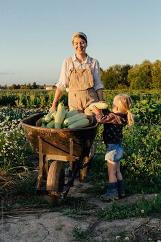 Women Farmers Outfit, Farmers Working In Field, Farmer Astethic, Farmers Outfit Women, Farming Photoshoot, Farmers Photography, Farmer Photoshoot, Harvesting Garden, Farmer Aesthetic