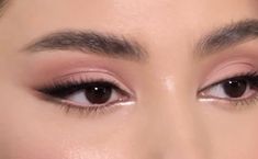 Pink Eyeshadow With Black Eyeliner, Subtle Pink Eyeshadow Looks, Soft Pink Makeup Aesthetic, Baby Wing Eyeliner, Soft Pink Makeup Looks Natural, Pink Eyeshadow Ideas, Soft Pink Eyeshadow Looks, Pink Makeup Soft, Light Eyeshadow Looks