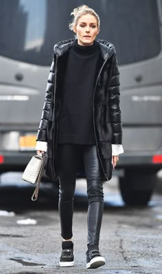 Winter Outfit Nyc, Outfits Nyc, Look Legging, Walking Down The Street, Woman In Black, Black Leather Pants