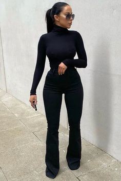 The Best Flare Jeans Outfit Ideas You'll Obsess Over Houseparty Outfits, Elegantes Party Outfit, Outfits Quotes, Chique Outfit, Pear Body, Random Fashion, Fashion Fails, Work Fits