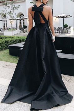 Dieses elegante schwarze A-Linien-Abschlussballkleid mit V-Ausschnitt und ärmellosem Halt Charming Stain verfügt über ein atemberaubendes Schleifendetail, das einen Hauch von Raffinesse verleiht. Das ärmellose Design und der V-Ausschnitt bieten einen zeitlosen Reiz, während die A-Linien-Silhouette allen Körpertypen mühelos schmeichelt. Dieses Kleid eignet sich perfekt für jede formelle Veranstaltung und hinterlässt mit Sicherheit einen bleibenden Eindruck. Formal Long Dresses Elegant, Prom Dresses With Bow, Emerald Prom Dress, Formal Long Dresses, Dresses With Bow, Prom Dresses Long Black, Long Dresses Elegant, Dusty Blue Bridesmaid Dresses, Elegant Prom