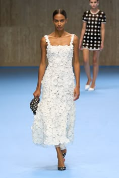 Carolina Herrera - Spring 2025 - Ready to wear Minimal Wedding Dress, Interview Style, Spring Fashion Trends, White Outfits, Couture Collection, Carolina Herrera, Runway Looks, Simple Dresses, Crochet Dress