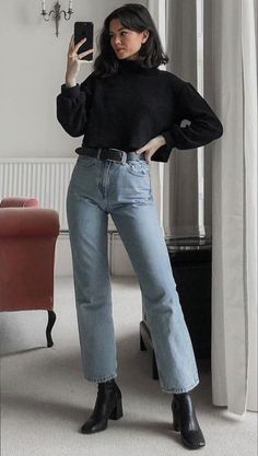 Styling Light Blue Jeans, 30 Years Old Outfits Style, Black Boots Jeans Outfit, Black Booties Outfit Work, Winter Outfits Classic, Cropped Flare Jeans Outfit, Outfit Sera, Black Booties Outfit, Feminine Goth