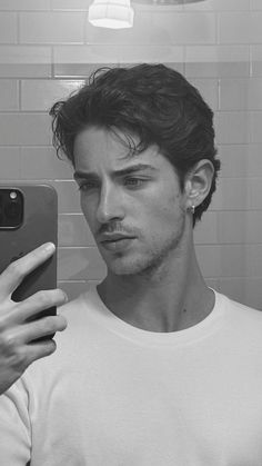 Man Selfie Ideas Instagram, Guy Selfies, Best Poses For Photography, Wavy Hair Men, Instagram Men, Mirror Selfie Poses, Foto Poses, Casual Hairstyles, Selfie Ideas Instagram