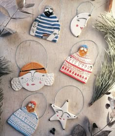 Porcelain Ornaments Ideas, Flat Ceramic Ornaments, Handmade Ceramic Ornaments, Ceramics Christmas Ideas, Polymer Christmas Ornaments, Fimo Clay Christmas, Christmas Clay Decorations, Christmas Air Dry Clay Ideas, Clay Christmas Ornaments Diy