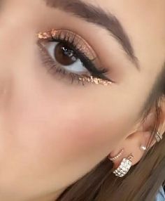 Eye Glitter Makeup, Glitter Eyeliner Makeup, Make Up Designs, Gold Eyeliner, Smokey Eyeliner, Smink Inspiration, Glitter Eyeliner, Makijaż Smokey Eye, Makeup Eye Looks