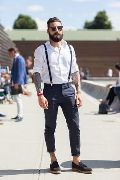 Acheter la tenue sur Lookastic: https://lookastic.fr/mode-homme/tenues/-pantalon-chino-mocassins-a-pampilles-lunettes-de-soleil-bretelles/7128 — Lunettes de soleil brun foncé — Chemise à manches longues blanc — Bretelles bleu marine — Pantalon chino bleu marine — Mocassins à pampilles en daim noir Mens Capri Pants, Wedding Suits Men Black, Herren Style, Blue Chinos, Hipster Mens Fashion, White Long Sleeve Shirt, Wedding Suits Men, Hipster Fashion, Mens Winter Fashion