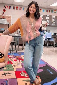 The best ideas for stylish and comfy teacher outfits including ideas for elementary and high school teachers. Check out style inspiration and how to copy each look! Teacher Sweater Outfit, Teacher Fashion High School, Teacher Jeans Outfit, Teacher Jeans Day Outfit, Fun Teacher Outfits Elementary, Teacher Outfits Winter, Comfy Teacher Outfits