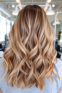 Chestnut Balayage Blonde, Blonde Balayage With Caramel Highlights, Blonde Hair Carmel Highlight, Caramel Highlights Dark Blonde Hair, Blonde Highlight Color Ideas, Strawberry Blonde Hair To Blonde, Caramel Blonde With Dark Roots, Chestnut And Caramel Hair, Warmer Blonde Balayage