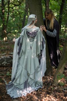 Silver gray elven  dress.  Made to order by DressArtMystery on Etsy https://www.etsy.com/listing/244283927/silver-gray-elven-dress-made-to-order Fantasy Elf Dress, Ren Faire Dress, Fantasy Wedding Dress, Fantasy Elf, Gaun Abad Pertengahan, Crimson Dress, Elven Dress, Elf Dress, Fairy Wedding Dress