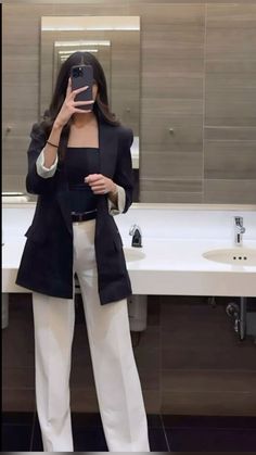 White slacks with black blazer Outfit Elegantes, Corporate Attire, Professional Outfits Women, Business Outfits Women, Stylish Work Attire, Corporate Outfits, Business Casual Outfits For Work, Everyday Fashion Outfits, Style Advice