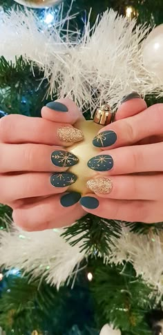 Christmas Nails Gold And Green, Christmas Nails With Nail Polish, Holiday Gold Nails, Christmas Nails Greens, Gold Christmas Nails Acrylic, Christmas Nails Dark Green And Gold, Christmas Nail Designs Snowflakes, Stylish Christmas Nails, Velvet Christmas Nails