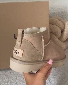 Preppy Winter Shoes, Vanilla Girl Shoes, Mini Uggs Boots Outfit, Ugg Boots Aesthetic, Mini Uggs Boots, Winter Boots Aesthetic, Uggs Mini Boots Outfit, Winter Shoes 2022, Winter Boots 2022