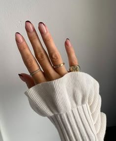 Celebrity Nails Trends, Celebrity Nails, Nail Polish Trends, Minimal Nails, Trim Nails, Winter Trends