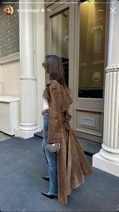 Mode Mantel, Look Legging, Look Adidas, Estilo Indie, Skandinavian Fashion, Long Leather Coat, Chique Outfits, Coat Women Fashion, Middle Age Fashion