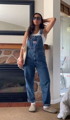 Carpenter Overalls Outfit, Oversized Denim Overalls, Overalls Pants Outfit, Dark Denim Overalls Outfit, Plus Size Denim Overalls Outfit, Oversized Overalls Outfit Winter, Oversize Overalls Outfit, Black Denim Dungarees Outfits, Dark Overalls Outfit