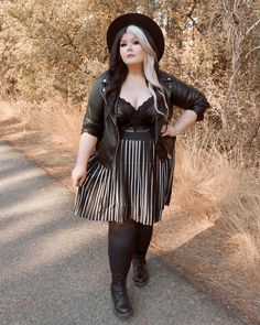 Plus Size Theater Outfits, Boho Goth Outfits Plus Size, Rock Concert Plus Size Outfit, Plus Size Yallternative, Boho Grunge Plus Size, Curvy Goth Outfit Summer, Dark Feminine Style Plus Size, Plus Size Gig Outfit, Plus Alt Fashion