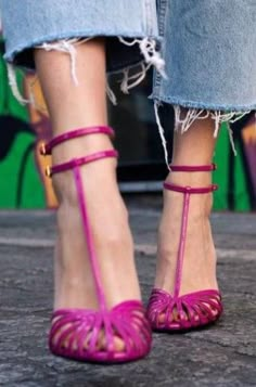 Sultry Shoes, High Heel Sandals Outfit, Carrie Bradshaw Style, Fashion Shoes Boots, Cute Shoes Heels, Pink High Heels, Shoe Wishlist, Classy Shoes, Girly Shoes