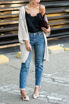 How to Wear High-Waisted Jeans, Fashionably via @PureWow Black Cami Top, Elegante Casual, Outfit Jeans, Night Out Outfit, Dinner Outfits, Jackson Hole, Mode Inspo, Womens Fashion For Work