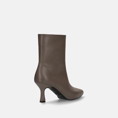 Stylish short boots with pointed toe. This is an excellent pair that can be used with a wide range of outfits, including pants styles, skirts, and tights. Pumps Flat, Ballet Flat Shoes, Short Boots, Fashion Pants, Ballet Shoes, Ballet Flats, Bootie Boots, Shoes Flats, Shoes Sandals