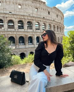 you can find a lot of ideas for photo, follow for more💞 Colosseum Rome Photo Ideas, Colesium Rome Aesthetic, Rome Pose Ideas, Colosseum Photo Ideas