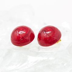 Vintage clip earrings in handmade Murano glass, round red color, 80s jewelry Made in Italy Measurements: length 2 cm. Year of production: 80s/90s Discover our exclusive selection of high quality Murano glass costume jewellery, original Murano glass made in Venice and Made in Italy. Many of our jewels are rare and available until sold out as they come from the closure of an artisanal jewel factory in Venice. The quality is very high, visit our website and you will find many wonders created by the 80s Jewelry, Vintage Clip Earrings, Murano Glass Beads, Vintage Clip, Clip Earrings, Murano Glass, Colored Glass, Red Color, Clip On Earrings