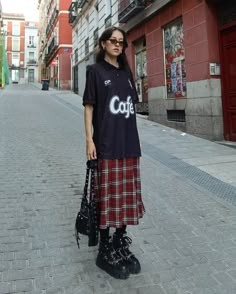 @cafepretotattoo 🔛 mundo todo Quirky Fashion, Womens Fashion Inspiration, Street Style Chic, Swaggy Outfits, Alternative Outfits, Plaid Skirt, Grunge Style, Fashion Fits, Autumn Fashion Women