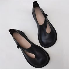 Barefoot Shoes, Unique Shoes, Kinds Of Shoes, Round Toe Heels, Leather Shoes Woman, Toe Shoes, Spring Shoes, Tie Shoes, Fashion Flats