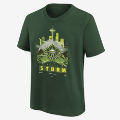 Let your Seattle Storm pride take front and center in this WNBA T-shirt. Dropped shoulders, longer sleeves and a roomy fit through the body and hips give the Max90 tee a relaxed and casual look. Nike Green Graphic Print T-shirt, Front Print Cotton T-shirt For Fan Gear, Cotton T-shirt With Front Print For Fans, Nike Sports Fan T-shirt With Short Sleeves, Nike Fan Gear T-shirt With Short Sleeves, Green Sporty T-shirt For Fan Gear, Nike Team Spirit T-shirt For Streetwear, Nike Team Spirit Graphic T-shirt, Nike Cotton Fan Apparel T-shirt