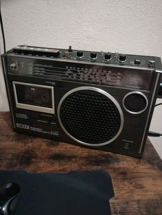 an old radio sitting on top of a wooden table