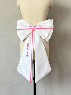 the back of a mannequin wearing a white bow