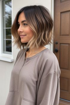 If you’re always on the move but still want to look polished, these 14 easy hairstyles for short hair will save you time and effort! Each style takes less than 10 minutes to create, making them perfect for busy mornings, quick touch-ups, or last-minute plans. From sleek and professional to casual and carefree, these hairstyles offer a variety of looks for any occasion. You’ll love how effortlessly stylish you can be with these quick and easy solutions, proving that short hair can be just as versatile and glamorous as long locks! Brown To Blonde Balayage Short Hair, Fall Lob Hairstyles, Short Balayage, Natural Bob, Lob Hairstyles, Lob Haircuts, Rambut Brunette, Bob Hair Color, Short Bobs