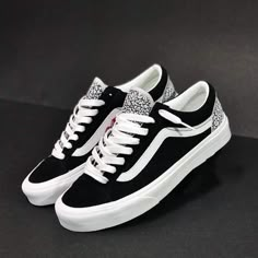 Vans Outfit Men, Vans Shoes Fashion, Custom Sneakers Diy, Mens Vans Shoes, Vans Outfit, Pretty Shoes Sneakers, Kicks Shoes, Fashion Shoes Flats, Luxury Sneakers