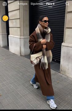 Brown Long Coat Outfit, Tan Coat Outfit, Brown Coat Outfit, Fall Coat Outfit, Black Coat Outfit, Chica Chola, Trench Coat Fall, Winter Coat Outfits