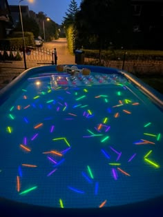 Glow in the dark sticks van action in zwembad. Pool Party Ideas Glow In The Dark, Glow Sticks In The Pool, Neon Themed Pool Party, Neon Birthday Party Sleepover, 21 Pool Party Ideas, Night Time Pool Party Ideas, Summer Night Birthday Party, Neon Pool Party Ideas Summer, Black Light Pool Party