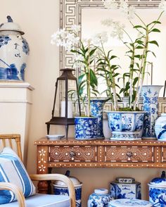 Photo: Amy Neunsinger via @markdsikes Chinoiserie Decorating, Blue And White Chinoiserie, Blue White Decor, Asian Homes, Asian Home Decor, Colonial Decor, Chinoiserie Style, Chinoiserie Wallpaper, Chinoiserie Chic