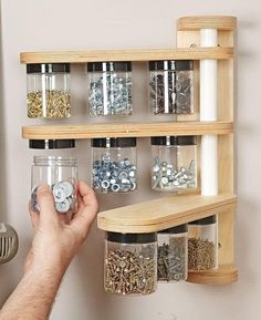 15 meubles à faire soi-même pour gagner de la place dans la maison 7 Koti Diy, Budget Living, Garage Tool Storage, Tool Storage Diy, Diy Garage Storage, Garage Storage Organization, Landscape Designs, Garage Tools, Kraf Diy